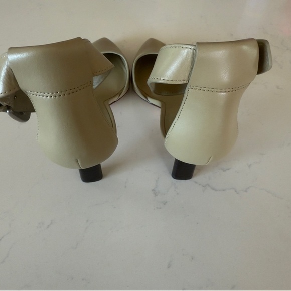 Vince Perri Ankle-Strap Heel in color Macadamia NEW Size: 6 - Picture 6 of 7